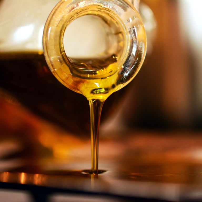 Huile de nigelle foncée versée en filet